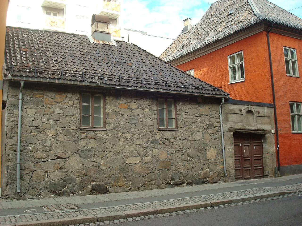 Garmanngården in Oslo - A modest brick house with a high tiled roof on the corner of Rådhusgata and Dronningens gate...