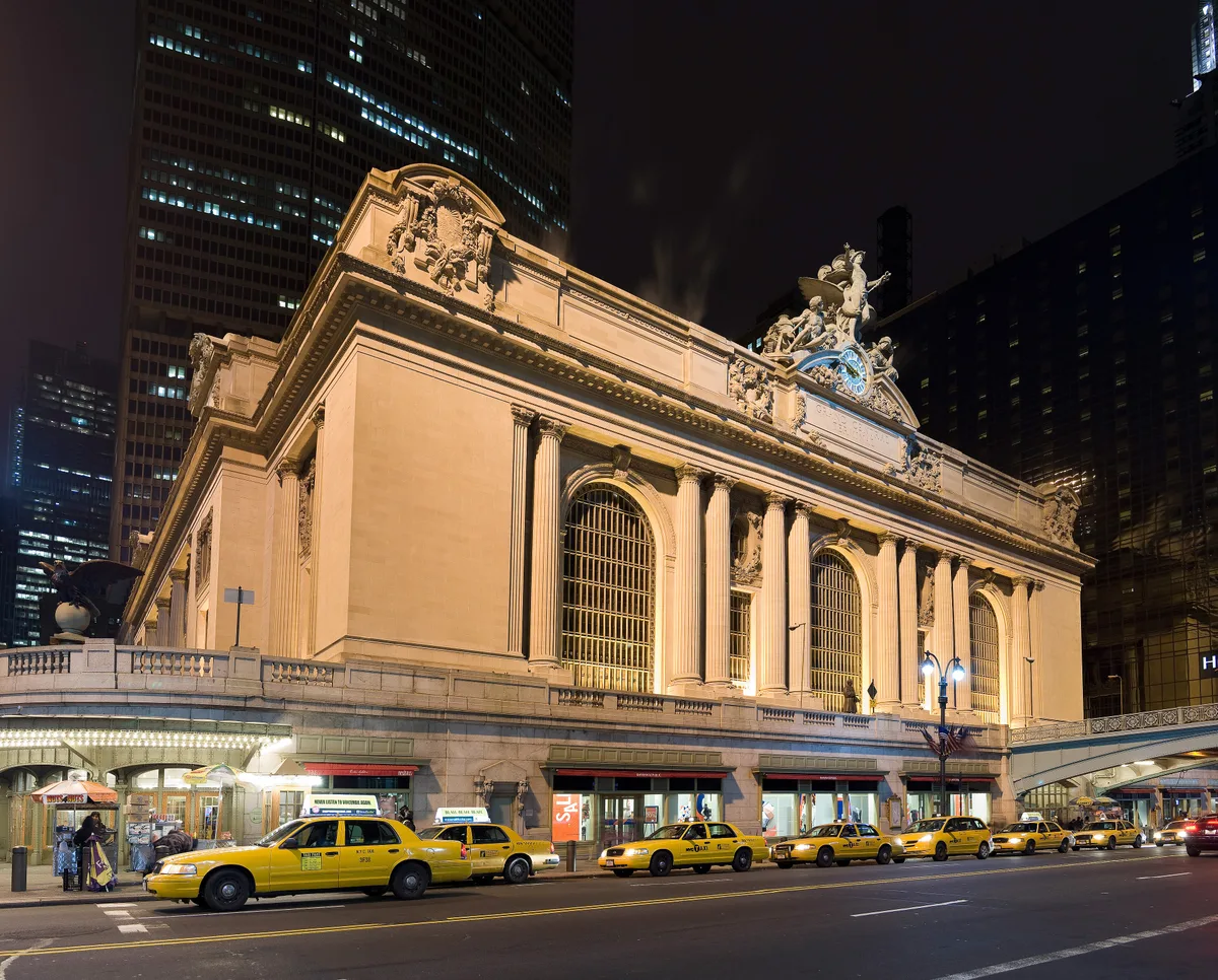 Grand Central Terminal in New York - A Beaux-Arts train terminal with a 38-metre-high vaulted ceiling painted with the...