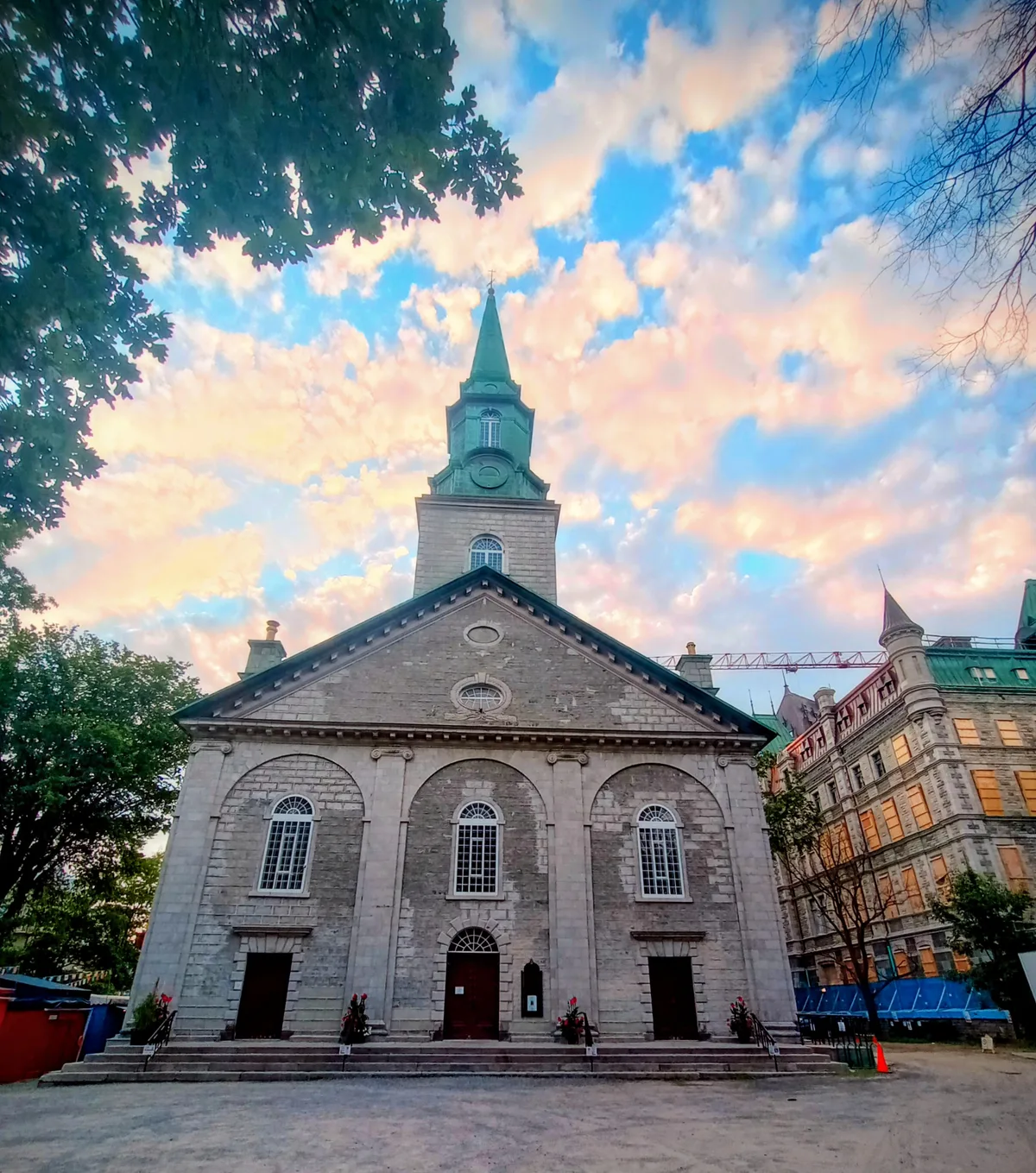 Holy Trinity Cathedral in Québec City - A sober Palladian church with a triangular pediment on four columns framing three arches