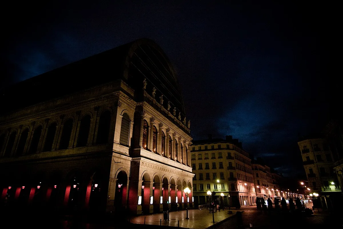 Opéra Nouvel in Lyon - neoclassical stone façade crowned by a translucent glass barrel vault